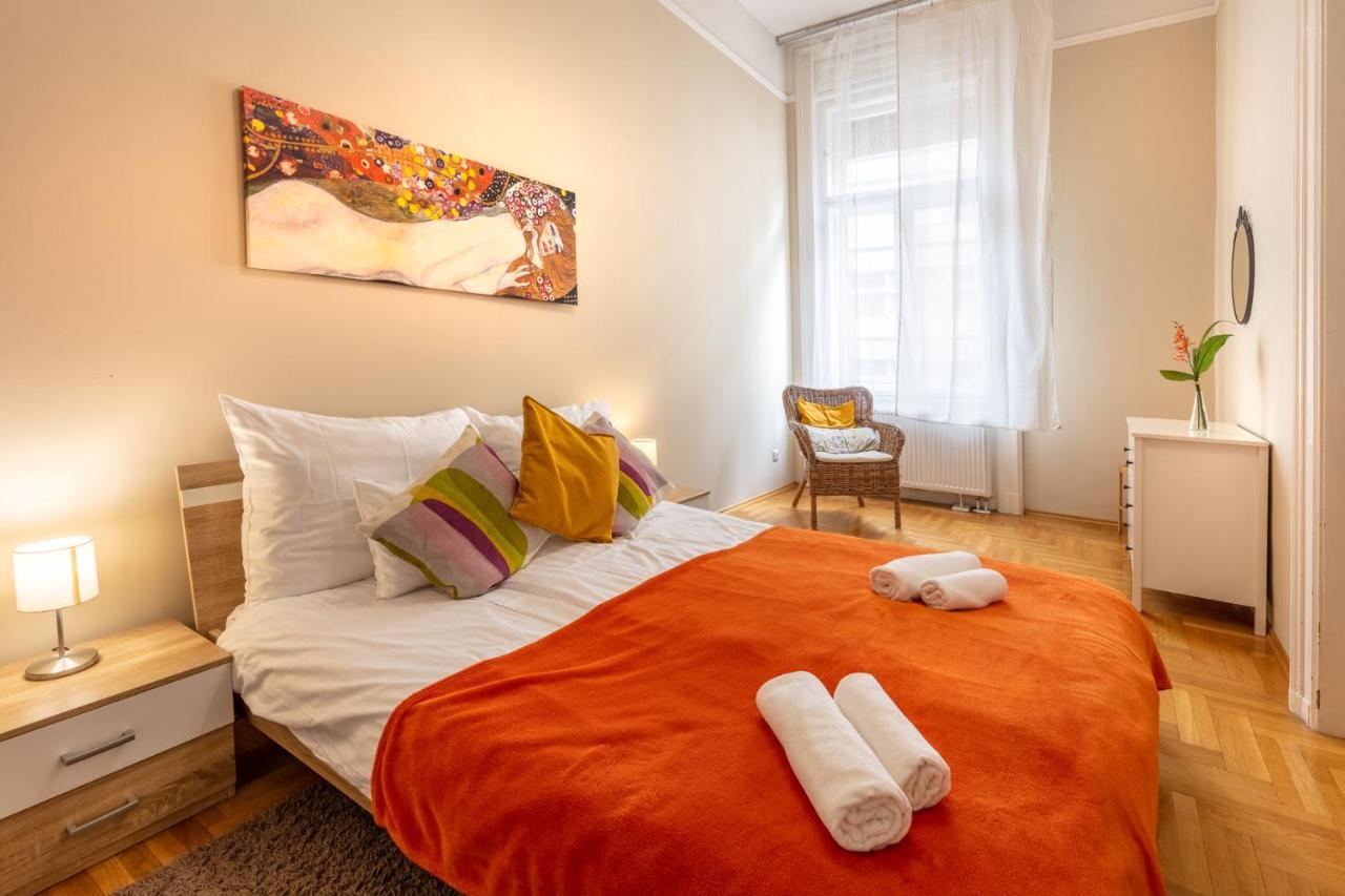 Orangehomes Kalvin Sq 2 Bedroom Apartment Budapest Luaran gambar